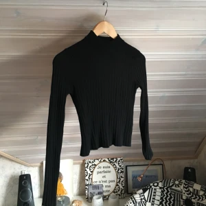  - En kabelstickad svart polo! Sjukt skön! Endast använd ca. en gång.  Köparen står för frakt🌹 