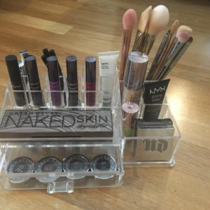  - Stor sminklåda i akryl (smink ingår ej)