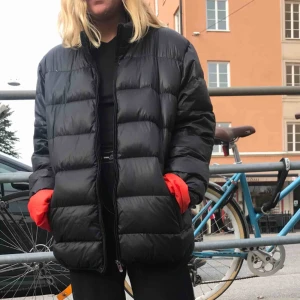 - XL eller oversize svart dunjacka, orange inuti