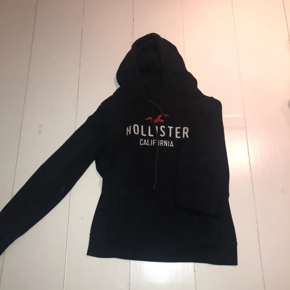 Hollister hoodie i storlek M men jag skulle säga att den sitter mer som en S 🌻 använd men i fint skick . Hoodies.