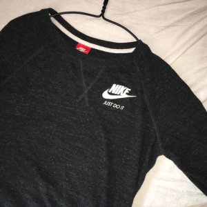  - fin och skön nike tröja. använd få gånger. tunt material så går att träna i! 80kr+frakt