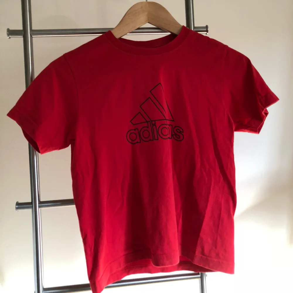 En röd T-shirt från Adidas.  Passar perfekt på mig som har strl XS.  Kan mötas i Stockholm eller frakta - köparen står för frakt. T-shirts.