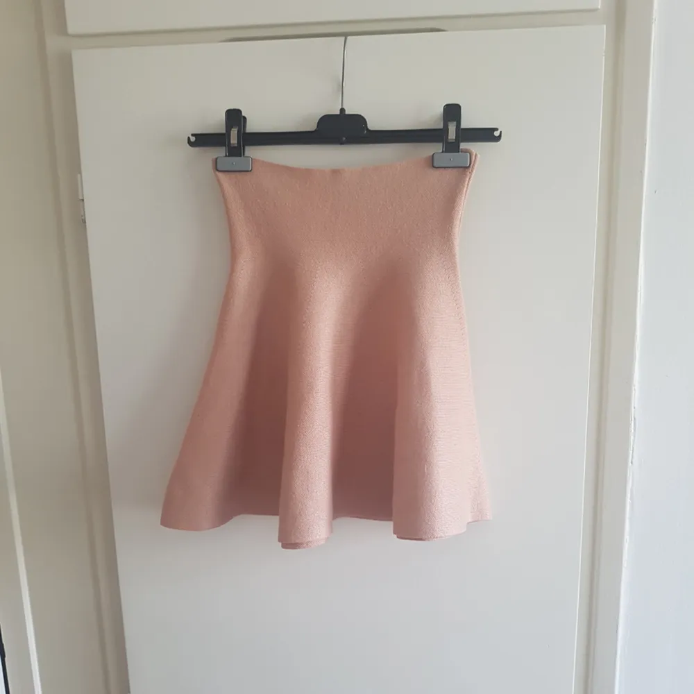 Ljusrosa-beige aktig kjol ifrån BikBok som aldrig är använd! Väldigt mjuk och lite stretching i materialet. Frakten blir 18 kr! :) . Kjolar.