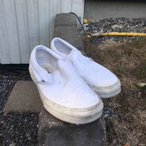  - Snygga vita Vans. Men US 7, Women US 8,5