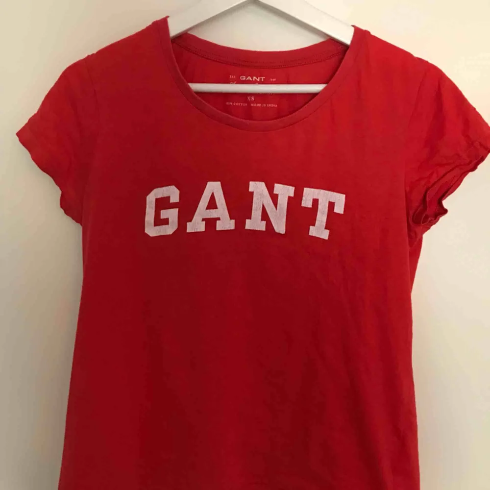  Röd Gant t-shirt strl XS, frakt tillkommer. T-shirts.