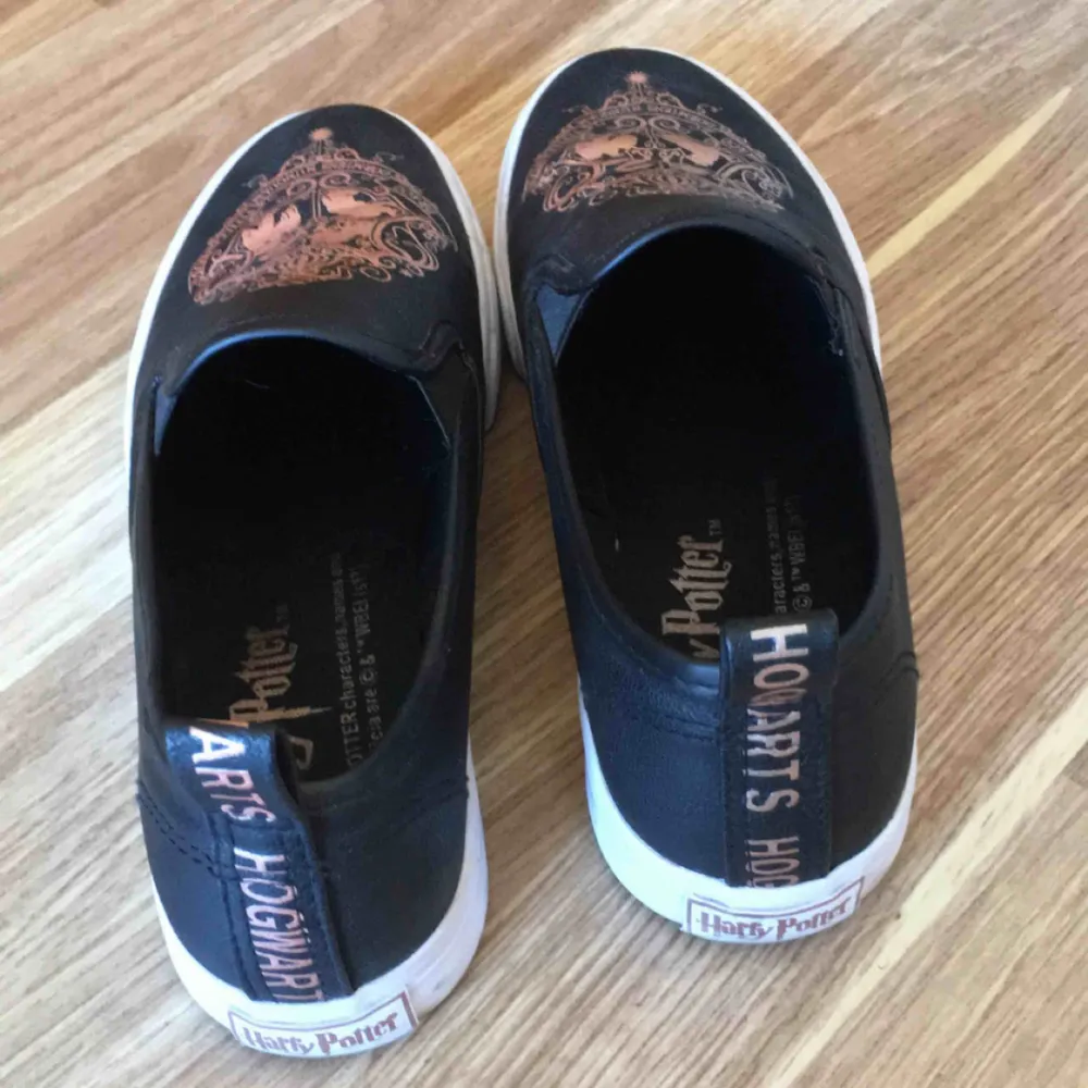 Harry Potter slip on skor. Säljer då jag inte fått användning för dem. Skor.