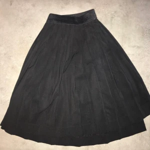  - Svart plisserad kjol. I fint skick. Storlek S