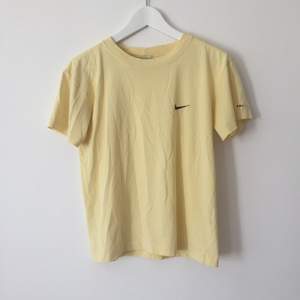 Ljust gul Nike tisha i storlek M, väldigt skön 