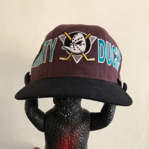  - Mighty Ducks keps från Starter. Äldre keps (Sannolikt 90-tal) i trevligt skick. One size snap back. Kan hämtas i Uppsala eller skickas mot frakt 