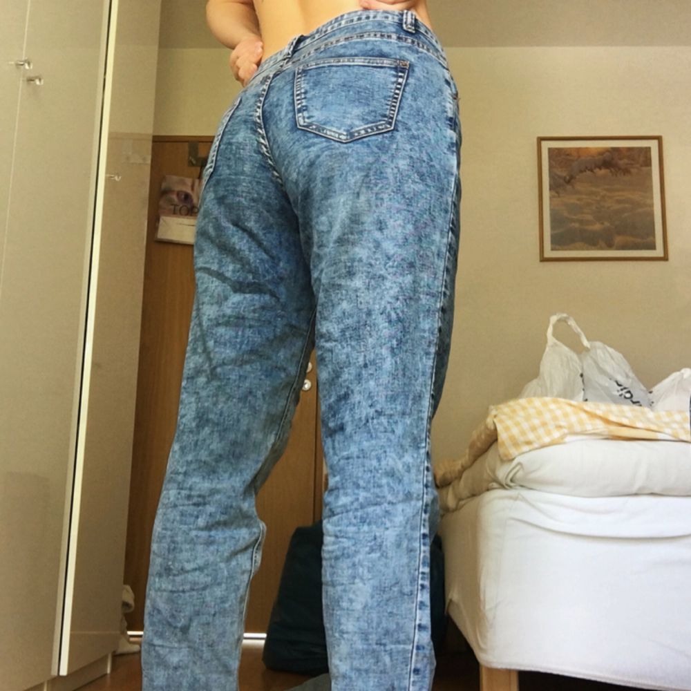 jeans från new look i tunnare material. ska vara i ””boyfriend jeans””-modellen, lite stora för mig som normalt sett har strl 38 så är nog lite stora i modellen. kan mötas upp i lund eller malmö annars tillkommer frakt 💌. Jeans & Byxor.