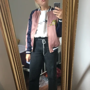  - Rosa bomberjacka! Fint skick!