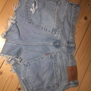  - Säljer ett par knappt använda levis shorts. Shortsen är något små i storleken men funkar som små medium.