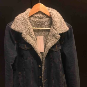  - Helt ny varm fodrad jeansjacka. En Teddy jacka med söta detaljer och prislappen är kvar 