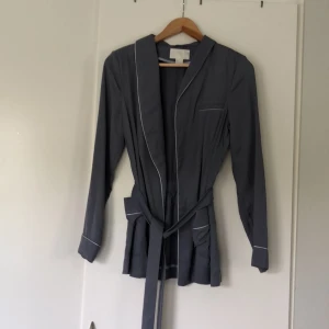  - Fin kavaj som aldrig används. Pyjamas stilren och fin till flera outfits. Från H&M studio.