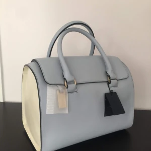  - NY. Jättefin ljusblå handväska från Gant. Nypris 3500kr. 