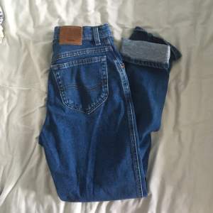 Jättesnygga retro Lee-jeans! Inköpta second hand i väldigt gott skick, använda en gång. Storleken är uppskattad då det inte står i jeansen. Rätt stretchiga! Frakt ingår!!🦖