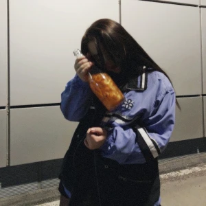  - Väldigt fin och söt retro höstjacka som jag köpt på second hand och därför lite osäker på storleken. Superfint skick på utsidan men insidan finns typ något som liknar kaffefläckar (ni ser 3e bilden). 