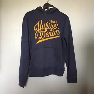 Oversized hoodie från Tommy Hilfiger. Den är blå med gula detaljer. Jag säljer den för att jag inte använder den🌻köparen betalar frakten