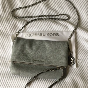  - Michael Kors ljusblå/grå handväska. Ursprungligt pris 1800kr. Pris går att diskutera.