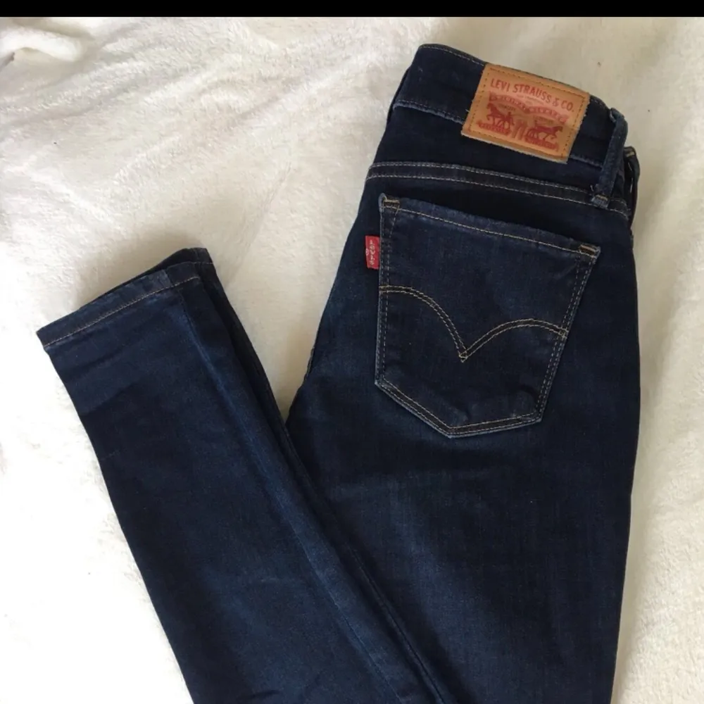 Hej! Säljer mina jeans från Levi’s då dem är lite för små för mig. Har därför inte fått någon användning för dem! Jeansen är vääldigt stretchiga och sköna. Storlek W25 L30 Köpte dem för 899kr Frakt 45kr. Jeans & Byxor.
