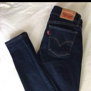 Hej! Säljer mina jeans från Levi’s då dem är lite för små för mig. Har därför inte fått någon användning för dem! Jeansen är vääldigt stretchiga och sköna. Storlek W25 L30 Köpte dem för 899kr Frakt 45kr