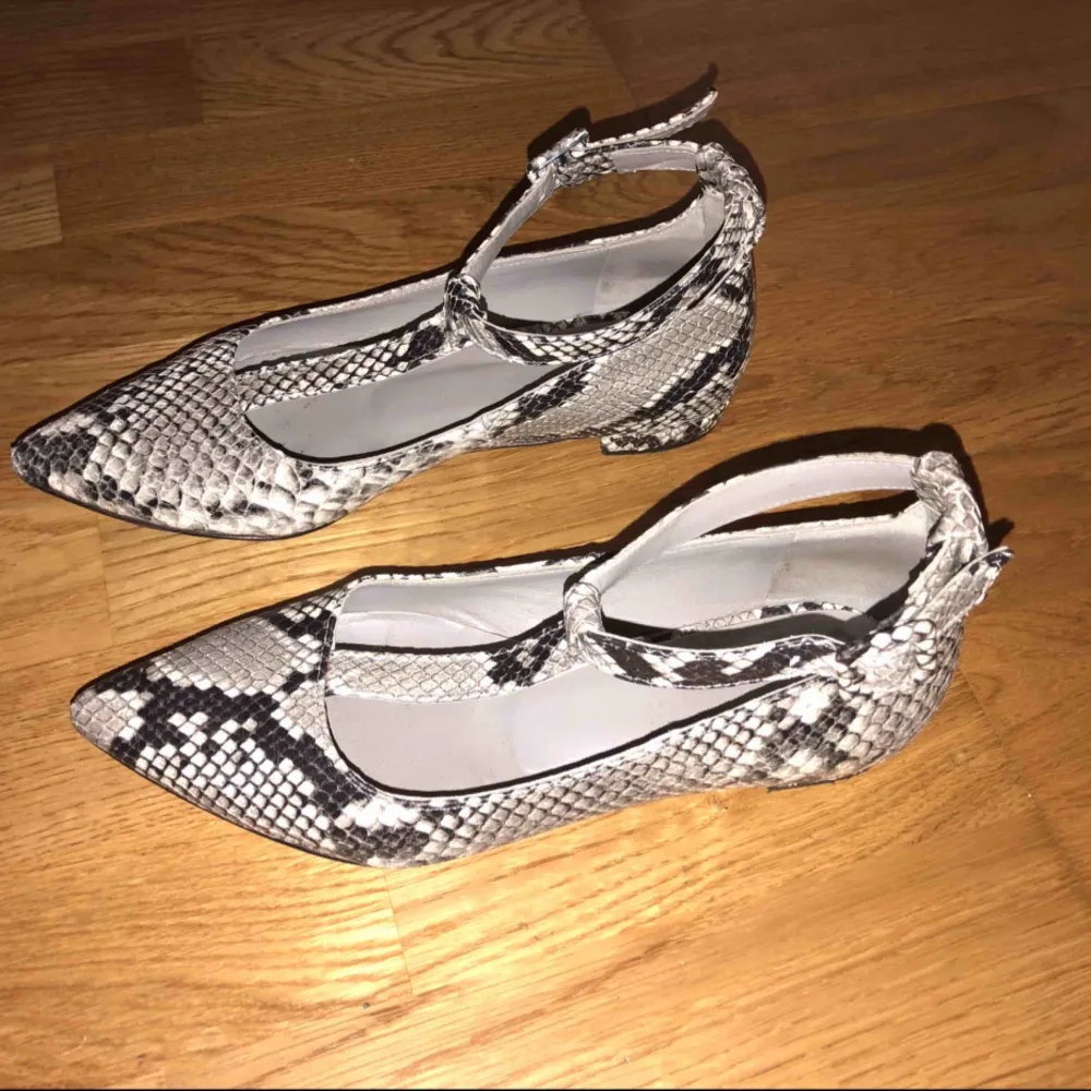 Snakemönstrade sandaler från Jennie-Ellen i skinn, älskar dem men har inte plats för alla mina skor..måste bli av med några tyvärr ❤️. Skor.