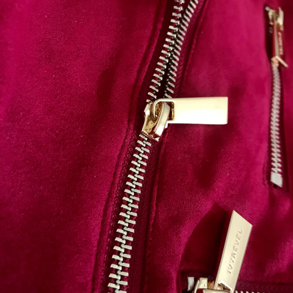 ”Rebel jacket Burgundy” med gulddetaljer från ivyrevel. Aldrig använd pga för liten storlek (34). Originalpris 799kr.   Skickas via post, fraktkostnad inkluderad. . Jackor.