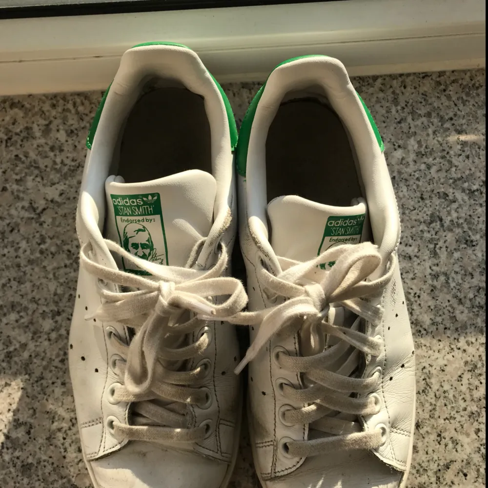 Hej! Jag säljer ett bar stan Smith adidas skor pågrund av för liten storlek. Skorna är väl använda men funkar absolut och är fina i skick. Frakt kan diskuteras.. Skor.