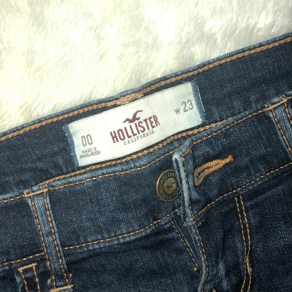 Ett par shorts från hollister. Använt ett få tal gånger och är som nya. Dem är hela överallt och har inga slitningar. Säljer dem pga att dem blivit försmå men har varit favorit paret. Shorts.