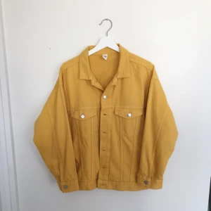  - Senapsgul jeansjacka från hm. Storlek XS men passar även S eller liten M då den är väldigt oversized. Fint skick