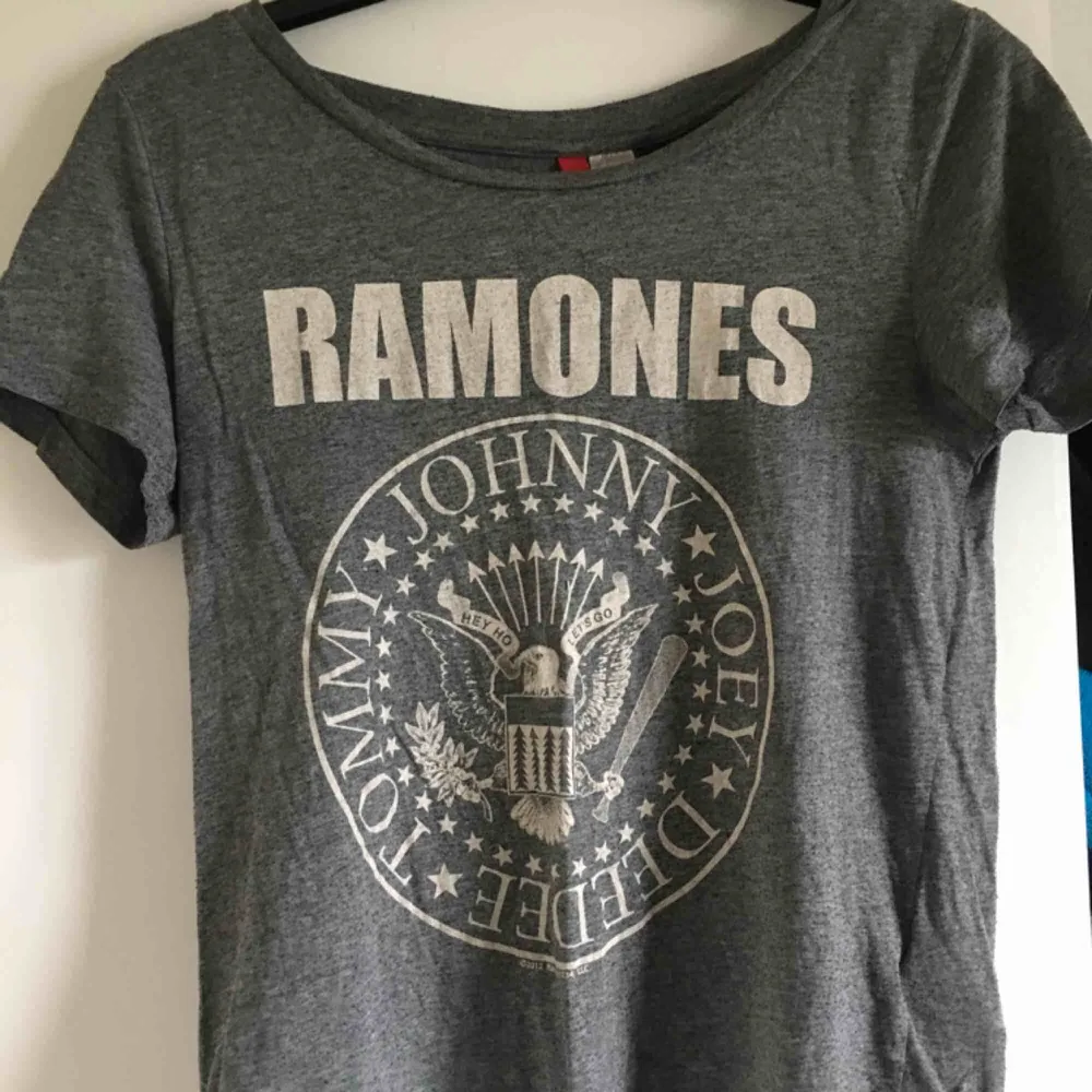 Snygg Ramones tisha i gott skick, tunt material. Frakt: 20 kr. T-shirts.