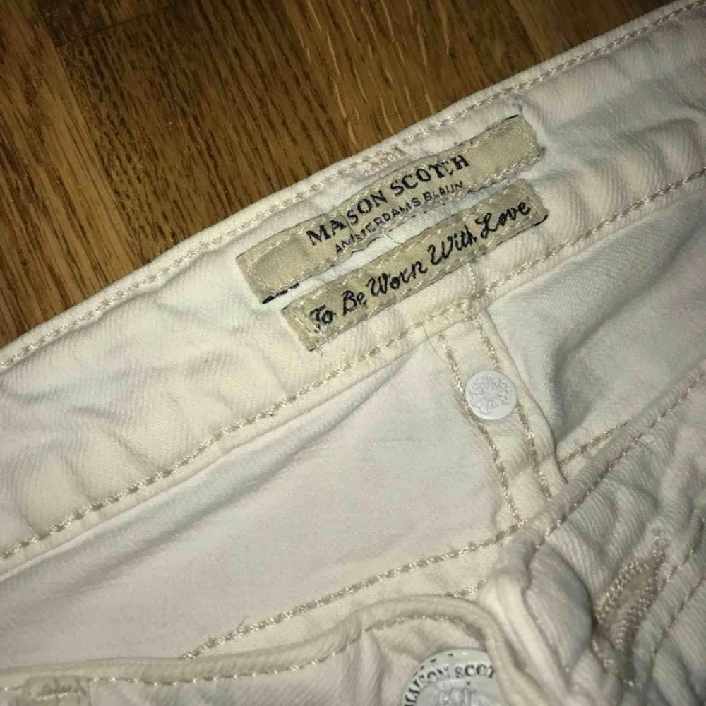 A pair of white mason scotch jeans. They have only been used 2 times before and are in perfect condition. They don’t have any holes or breakage. They sit really nice on the body.. Jeans & Byxor.