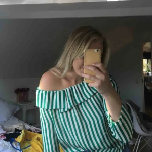  - Off shoulder blus från Gina, storlek 38 men enligt mig S. Superfin men är tyvärr lite för liten för mig! Fraktar helst!