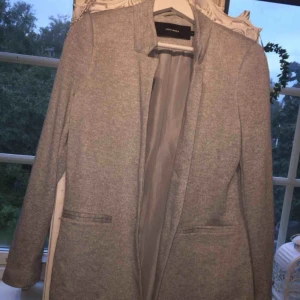  - Ljus grå kappa från veromoda i storlek 34/XS använd 1-2 gånger så är helt ny inga fläckar eller något. Nypris- 500 Mitt pris- 250 köparen står för frakten