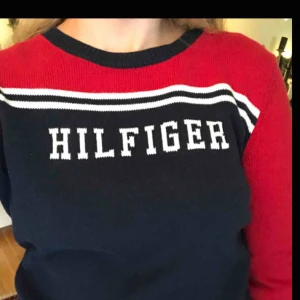  - Stickad vintage tröja från Tommy Hilfiger väldigt bra skick , använd endast en gång då jag köpte den här på Plick , frakt 50kr 🌸