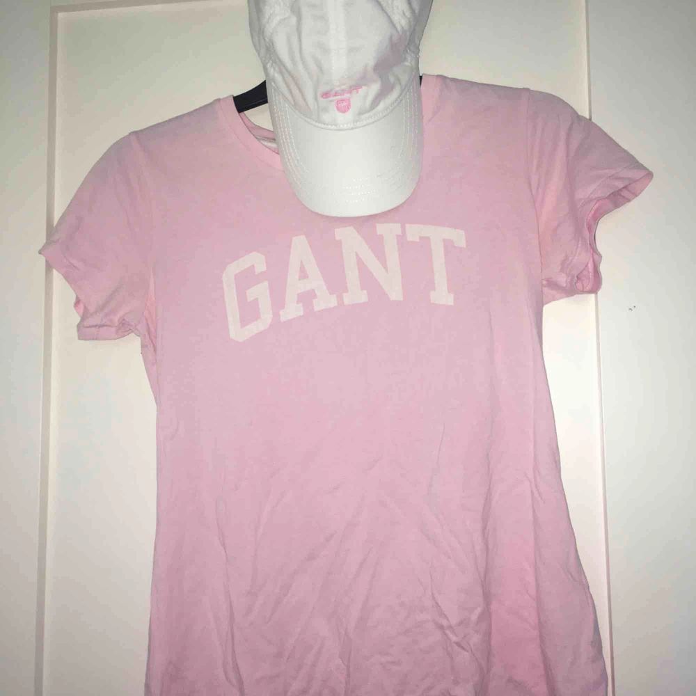 Hej!! Nu säljer jag min GANT keps och min GANT tröja tillsammans för 100kr . T-shirts.