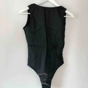  - Skinnimiterad body med djup rygg från Boohoo. Aldrig använd