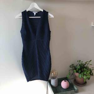 Figursydd marinblå klänning med stripes. Kan mötas upp i Stockholm alternativt skickas med post (köparen står för frakt) ✨