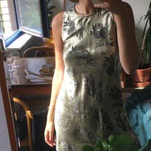  - En vacker klänning i guld! Storlek S, frakt tillkommer ej möte i Sthlm bestäms. Perfekt skick. 
