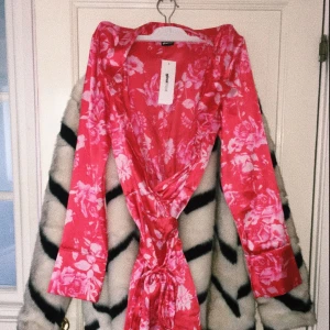  - Helt ny klänning ifrån Ginatricot, aldrig använd. 