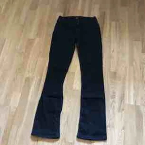  - Snygga svarta bootcut jeans från Lee. Säljer de för att de blivit lite för korta för mig (är 178) ❤️