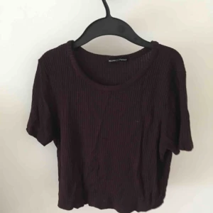 - Kort magtröja från Brandy Melville, randigt material, jätte mjuk, mörk röd, skulle säga att den passar xs, s och m