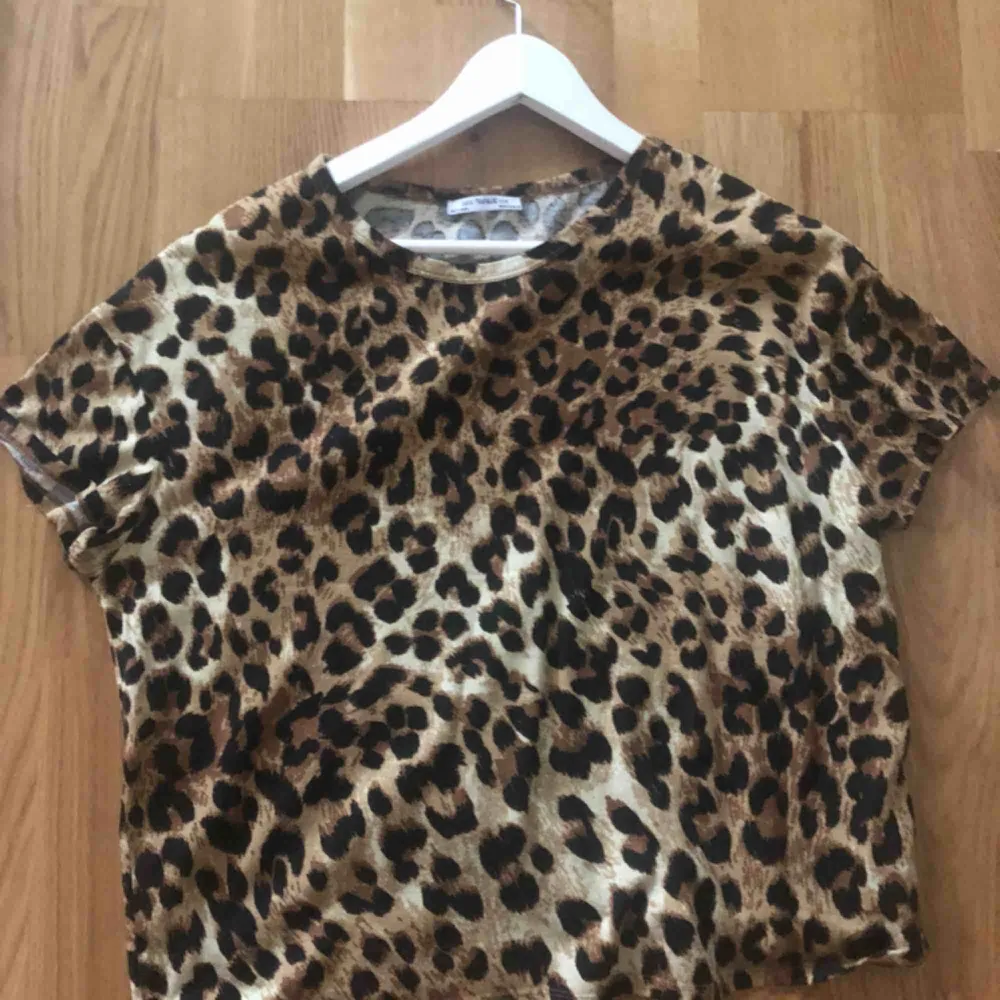Passar s-m , vanlig tshirt med leopard tryck! . T-shirts.