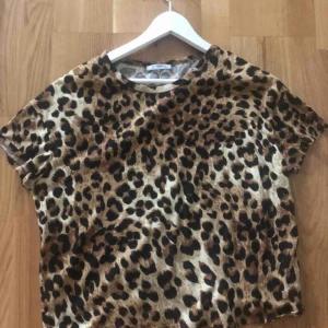  - Passar s-m , vanlig tshirt med leopard tryck! 