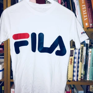  - En helt ny fila T-shirt! sååå snygg men tyvärr för liten. 
