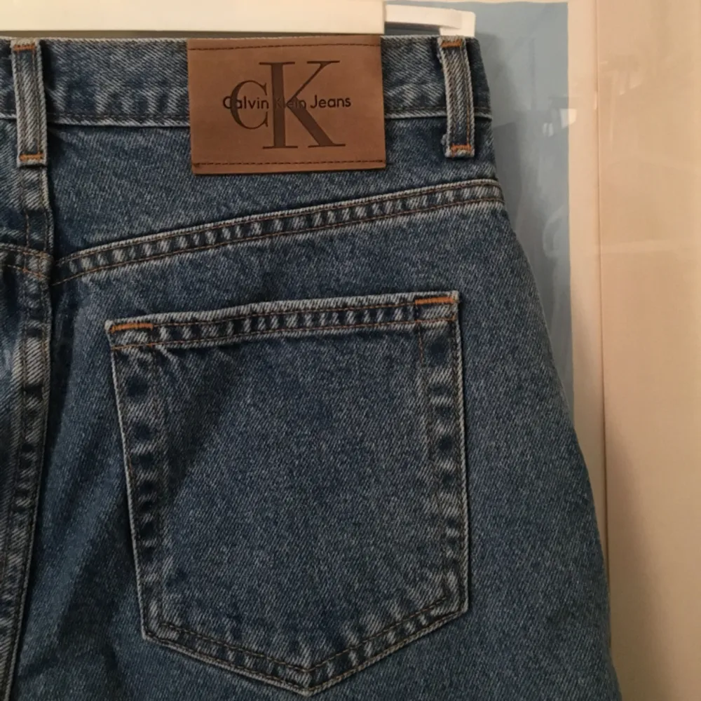 Sprillans nya vintage high waisted jeans från Calvin Klein. Super snygga men förstora för mig!. Jeans & Byxor.