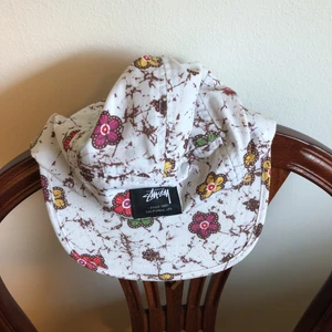  - Stussy keps med blommor 