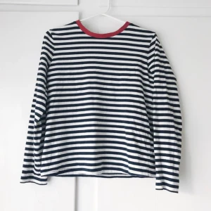  - Marinblå och vit randig tröja med rött runt halsen från & Other Stories. Köp av en annan här på Plick men tyckte att den inte passade mig så därför säljer jag den vidare (köpt för 50 kr + 36 kr frakt) Frakt tillkommer. Betalning med swish