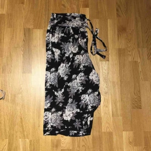  - Kjol som knyts runt midjan från NLY trend. Kan mötas upp i kungsbacka eller posta, köparen står för frakten. 