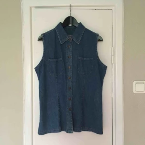  - Jeansväst från second hand! Köparen står för frakten!✨ endast swish!